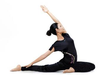 做瑜伽修身养性 小心关节和韧带